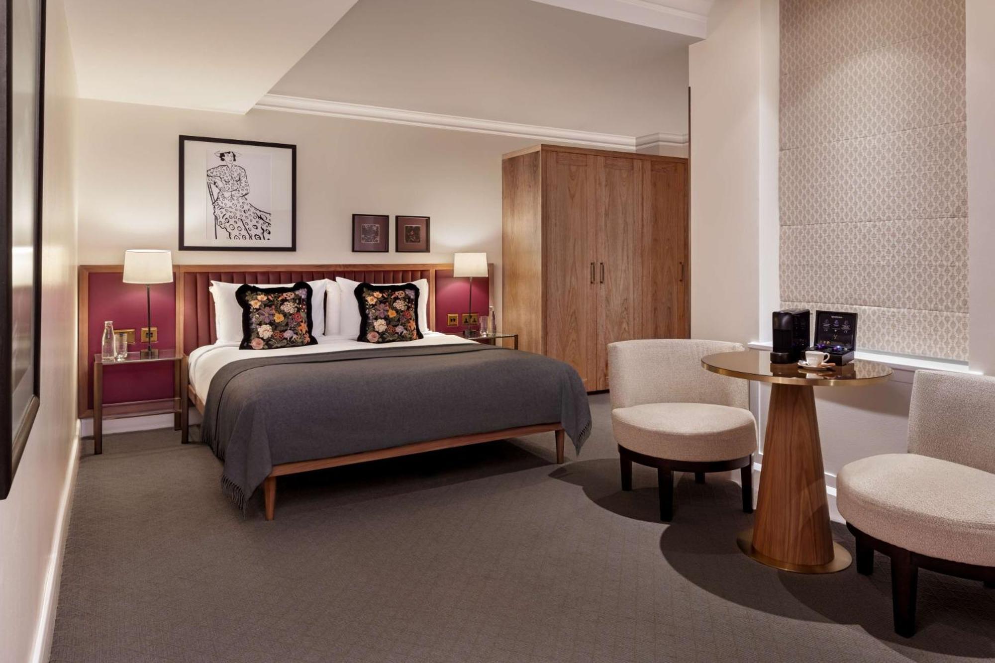 The May Fair, A Radisson Collection Hotel, Mayfair Londra Esterno foto A bedroom at the hotel